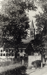 10288 Gezicht op de voorgevel van de R.K.kleuterschool en de toren van de R.K. St. Nicolaaskerk (Wakkerendijk 60) te ...